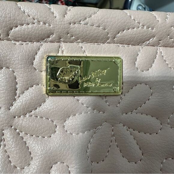 Betsey Johnson Pink Quilted Daisy Wristlet Girly Large Wallet - Picture 2 of 6